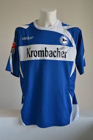 Einmal mit dem trikotsponsor getgoods und nach insolvenz dieser firma mit dem neuen trikotsponsor alpecin. Arminia Bielefeld 2008 09 Home Kit