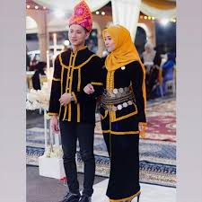 Suku kaum rungus di sabah memilih hitam sebagai warna pakaian tradisional mereka. Mengenali Pakaian Tradisional Kumpulan Etnik Di Sabah Pertubuhan Kadazan Dusun Murut Muslim Se Malaysia