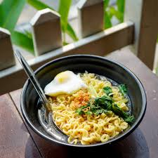 Nikmati Indomie Ganda Lezat! 🍜🥚 Indomie dua porsi dengan tambahan sayuran  segar, bawang goreng yang renyah, dan telur yang lezat. Tersedia dalam tiga  varian: rebus, goreng, dan soto. Setiap suapan adalah perpaduan