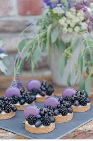 Der Duft Von Lavendel Inspirationsshoot Von Laboda Wedding Photography Hochzeitsguide Hochzeit Fingerfood Lebensmittel Essen Phantasie Desserts