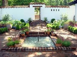 For example, to say it's julio's car in spanish, you'd say es el coche de julio. Small Front Courtyards Small Spanish Front Courtyard Courtyard Landscaping Hacienda Style