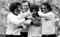 Victime de la maladie d'alzheimer, l'ancienne icône du football allemand gerd müller serait en passe de s'éteindre. L Enfer De Gerd Muller En Route Vers L Euro 2016 Top 100 Allemagne N 2 3 Mars 2016 Sofoot Com