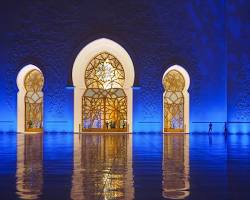 Gambar Masjid Sheikh Zayed Solo Night Interior View  Prayer Hall Lit