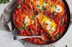 Es wird aus tomaten, paprika, zwiebeln, chili und pochierten eiern. Fruhstuck Zum Abnehmen 5 Leckere Und Kalorienarme Rezepte In 2021 Rezepte Shakshuka Rezept Fruhstuck Abnehmen