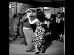 Cantinflas entra al bar la burbuja y pregunta si tienen cognac, pide una naranjada bien cargada, el mesero le pregunta si de ginebra y contesta que de naranja. Pantalones Rotos Y A La Cadera Moda De Cantinflas Youtube