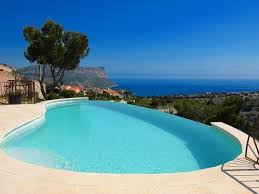 piscine a debordement dont le revetement est en crystal roc blanc c diffazur piscine a debordement piscine piscines de reve