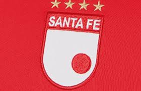 A lo largo de los años han desfilado por el equipo cardenal el escudo y la camiseta de santafe. Santa Fe Presento Sus Camisetas Para 2017