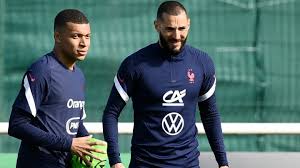 Equipe De France La Photo De Benzema Et Mbappe Embrase Les Reseaux Sociaux