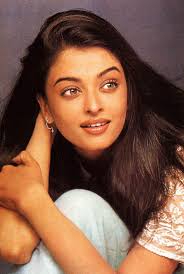 Ik vind Aishwarya Rai uit de jaren 2000 echt de belichaming van schoonheid.  : r/popculturechat