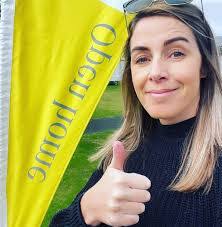 Shelley Donaldson's Instagram, Twitter & Facebook