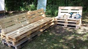 En raison d'un déménagement à l'étranger, nous vendons notre tout nouvel ensemble de salon. Decoration De Maison Salon Jardin Palette Salon De Jardin D Angle En Palette Ours Salon De Salon De Jardin Palettes Palette Jardin Mobilier Jardin Palettes