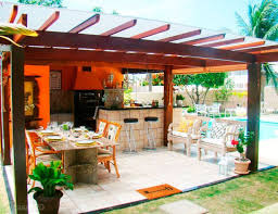 Integrado A Area Gourmet O Pergolado E Coberto Com Vidro Dessa Forma Os Moveis Ficam Protegidos Porem Patios Ao Ar Livre Sala Ao Ar Livre Telhado Para Patio