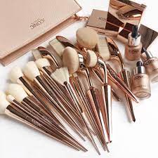 276 Likes 32 Comments Sandy Trang Fromsandyxo On Instagram Some Golden Goodness Iconic Lo Makeup Brush Set Professional Makeup Brush Set Makeup Kit
