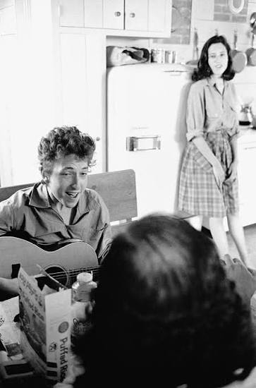 Bob Dylan, Allen Ginsberg and Sally Grossman 📸 - Photo by Douglas R. Gilbert (1964)