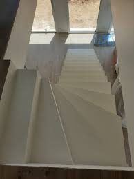 Magnifique Escalier Cremaillere D Une Salle A Manger Habille En Beton Cire Couleur Everest A Fontaine Saint Martin En 2020 Saint Martin Escalier Escalier Contemporain