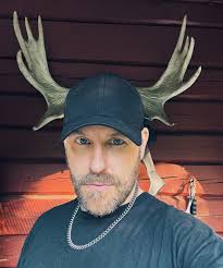 Entering my Lemminkäinen era => Combo of oil painting ”Virran Ranta” by  master Pekka Halonen (1897) and 07 am selfie