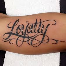 55 Schone Loyalitat Tattoo Designs Und Bedeutungen Courage Honor 2018 Bedeutungen Coura Loyalty Tattoo Tattoo Designs And Meanings Shoulder Tattoo Quotes