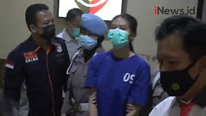 Sate tersebut ternyata dikirimkan oleh seorang wanita. 6icyylat4cfp3m