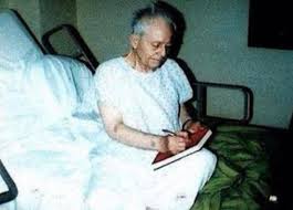 By 1984, Ed Gein had spent nearly three decades confined at Mendota State Hospital in Madison, Wisconsin, where he lived out the remainder of his life under psychiatric care. Diagnosed with chronic