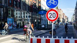 Berlin Friedrichstrasse Bekommt Radweg Mit Tempolimit Der Spiegel