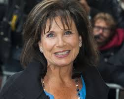 Journaliste emblématique des années 1980 et 1990, anne sinclair fête son 72e anniversaire, ce mercredi 15 juillet 2020. Anne Sinclair 18 Ans Apres Sa Derniere Emission Elle Revient A La Television Puretrend