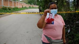 It is bordered on the southwest by the pacific ocean, and lies between guatemala and honduras. El Salvador Bodies Found In Ex Policeman S Garden Bbc News