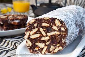 Se iau biscuiti si se faramiteaza, se freaca cu pachetul de margarina si cu cacao. Salam De Biscuiti De Post Diva In Bucatarie