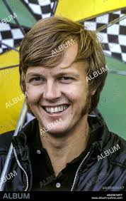 STOCKHOLM 1969-08-24. Den svenske racerföraren Ronnie Peterson poserar  framför ett paraply i samband med Skarpnäcksloppet för formel 3-bilar på  Skarpnäcks flygfält. Ronnie