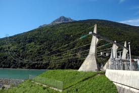 Quel est donc ce secret qui pourrait mettre en pièce cet amour si profond ? Grand Maison Dam Vaujany 1985 Structurae