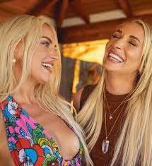 Mindy Epstein's Instagram, Twitter & Facebook