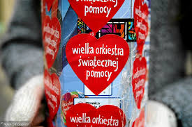 Ksiądz kazimierz przesypał do puszek wośp wszystko, co zebrał na tacę. Wosp 2019 W Podlaskiem Orkiestra Juz Zbiera Na Leczenie Dzieci