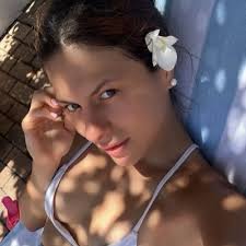 Sara Regis (@sararegis21)