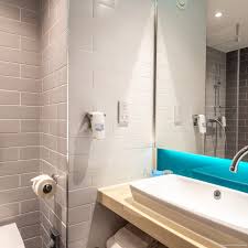 The holiday inn express t5 is located just a 10 minute drive from heathrow terminal 5 or 20 minutes on the shuttle. Holiday Inn Express London Heathrow T4 London Bei Hrs Gunstig Buchen
