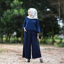 Mencari softlens sesuai dengan warna kulit tidaklah sulit, kok. Terlihat Elegan Dan Manis Baju Muslim Warna Navy Blue Ini Cocok Banget Buat Jadi Ootd Kamu Ladies