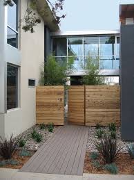 Gartenweg Anlegen Ideen Ein Boden Aus Grauen Steinen Und Sichtschutz Aus Holz Vorgarten Mirt Steinen Bil In 2020 Fence Design Wood Fence Design Front Yard Design