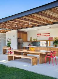 Puedes sustituir la mesa por una isla de cocina. Cocina En El Patio Con Mesas Rusticas Ideas Bonitas Para