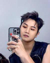 #上半年的自拍照, 刚看完 @yongzelee_dbj 的 “评分网红的歌”, 感触很深..., 可能刚好我也快出新歌了，所以特别有感💟,  又或者刚好听到了这首《不称职的天才》