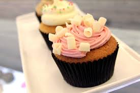 Twelve cupcakes started out as a humble cupcakery in 2011 and has since grown into a household name, selling cupcakes, cookies and cakes at over 20 outlets islandwide. Twelve Cupcakes The Celebrity Couple Cupcakes Danielfooddiary Com