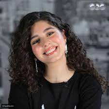 مايان السيد إذ تألقت الفنانة الشابة بـ الصور بـ إطلالة أنثوية صيفية جريئة وعصرية، تميزت بـ ألوانها المنعشة ونقوشها الناعمة، تألفت من قطعتين وهي توب قصيرة ملونة، كشفت عن مساحات واسعة من جسدها بشكل أنثوي جريء دون تكلف. Ù…Ø§ÙŠØ§Ù† Ø§Ù„Ø³ÙŠØ¯ ØªÙ„ÙØª Ø§Ù„Ø£Ù†Ø¸Ø§Ø± Ø¨ÙˆØµÙ„Ø© Ø±Ù‚Øµ Ø¬Ø±ÙŠØ¦Ø© ÙÙŠØ¯ÙŠÙˆ Ø§Ù„Ø³Ù„Ø·Ø© Ø§Ù„Ø±Ø§Ø¨Ø¹Ø© Ù†ÙŠÙˆØ²