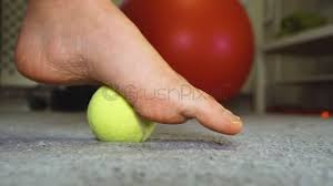 Alternativamente, tomar una pelota de tenis y usarla para hacer un automasaje a lo largo de los hombros y la espalda es otra. Mujer Masajeando Su Pie Con Pelota De Tenis Material De Archivo De Video Crushpixel