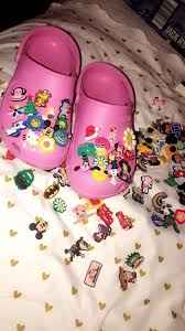 Aesthetic Black Crocs With Charms Pin By Savanah Roselle On Vsco Crocs Crocs Shoes Croc Charms