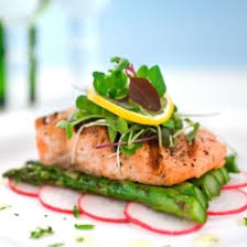 Pave De Saumon Grille Et Ses Legumes Frais Recipe Food Presentation Gourmet Food Presentation Salmon Dinner Recipes
