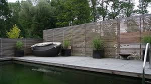 Hoher Sichtschutz Als Holz Als Ruckwand Der Poolterrasse Sichtschutz Holz Sichtschutz Pool Terrasse