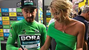 On court partout, on communique beaucoup. Sexiste Le Role D Hotesse Sur Le Tour Des Arrageois Trouvent La Polemique Deplacee