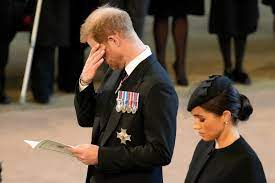 Harry se emociona durante cerimônia no velório da avó Rainha Elizabeth II -  Quem | QUEM News