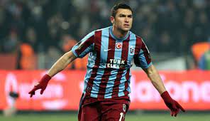 Trabzonspor, yılın transferini yaparak burak yılmaz'ı renklerine bağladı. Burak Yilmaz Trabzonspor Da Bir Ilk