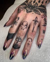 100+ daisy tattoo designs for boys and girls (2021) simple daisy flower tattoo ideas with meaning These 35 Amazing Finger Tattoos Will Awe You Pinky Promise
