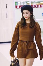 Blackpink S Jisoo Has All Your Aesthetic Korean K Pop Idol Airport Fashion Inspiration And Outfit Idea Korean Airport Fashion Blackpink Jisoo Blackpink Fashion