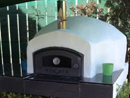 Sie sitzen mit ihrer familie und freunden. Wie Kaufen Sie Einen Pizzaofen Fur Den Garten