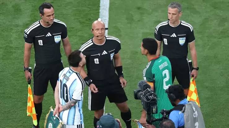 Argelia presentó una queja a FIFA por la no expulsión de Messi - Nuevo Mundo